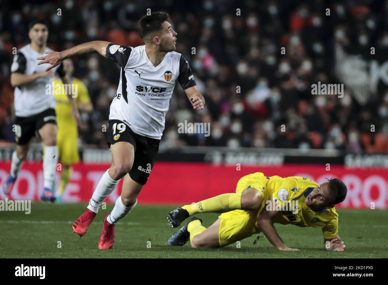 Hugo duro di Valencia CF (L) e Juan Torres Ruiz, Cala, di Cadice CF durante la partita di coppa del Re spagnola tra Valencia CF e Cadice CF allo Stadio Mestalla il 2 febbraio 2022. (Foto di Jose Miguel Fernandez/NurPhoto) Foto Stock