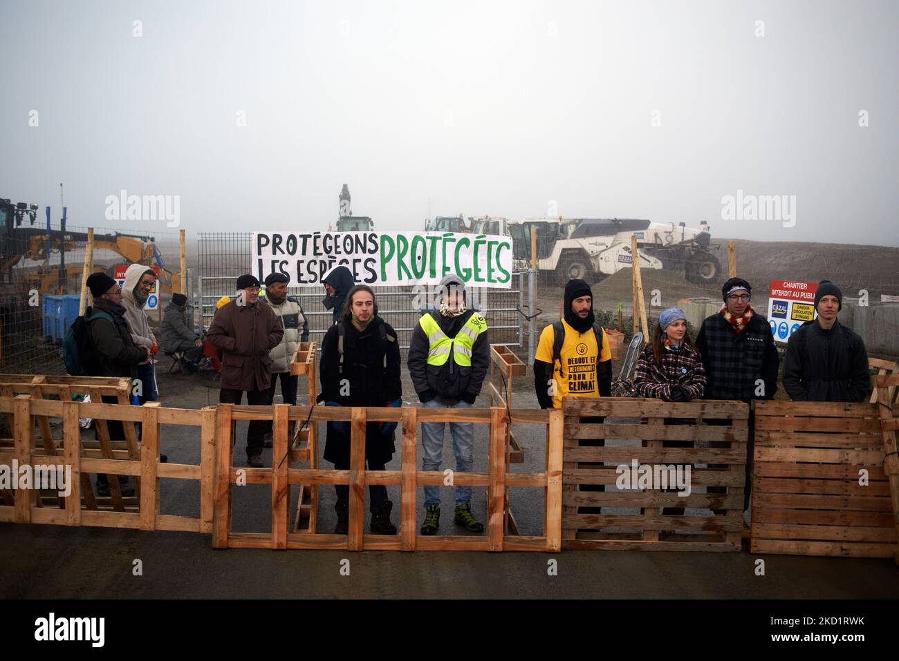 Gli attivisti bloccano l'ingresso del cantiere di costruzione del Terra2. Il banner recita 'Proteggiamo le specie protette'. Diverse decine di attivisti di XR, ANV-COP21, ATTAC, Gioventù per il clima si sono riuniti a Saint Sulpice la Pointe per bloccare il cantiere del gigantesco magazzino del Terra2. Si oppongono a un gigantesco magazzino progettato per Amazon o Alibaba e che copre diversi campi agricoli. Il capannone principale shoud è di 533 m di lunghezza, 125m di larghezza e 17m di altezza, sarebbe nella top 10 dei più grandi magazzini in Francia. I lavori di costruzione non avrebbero dovuto iniziare quest'inverno come St Foto Stock