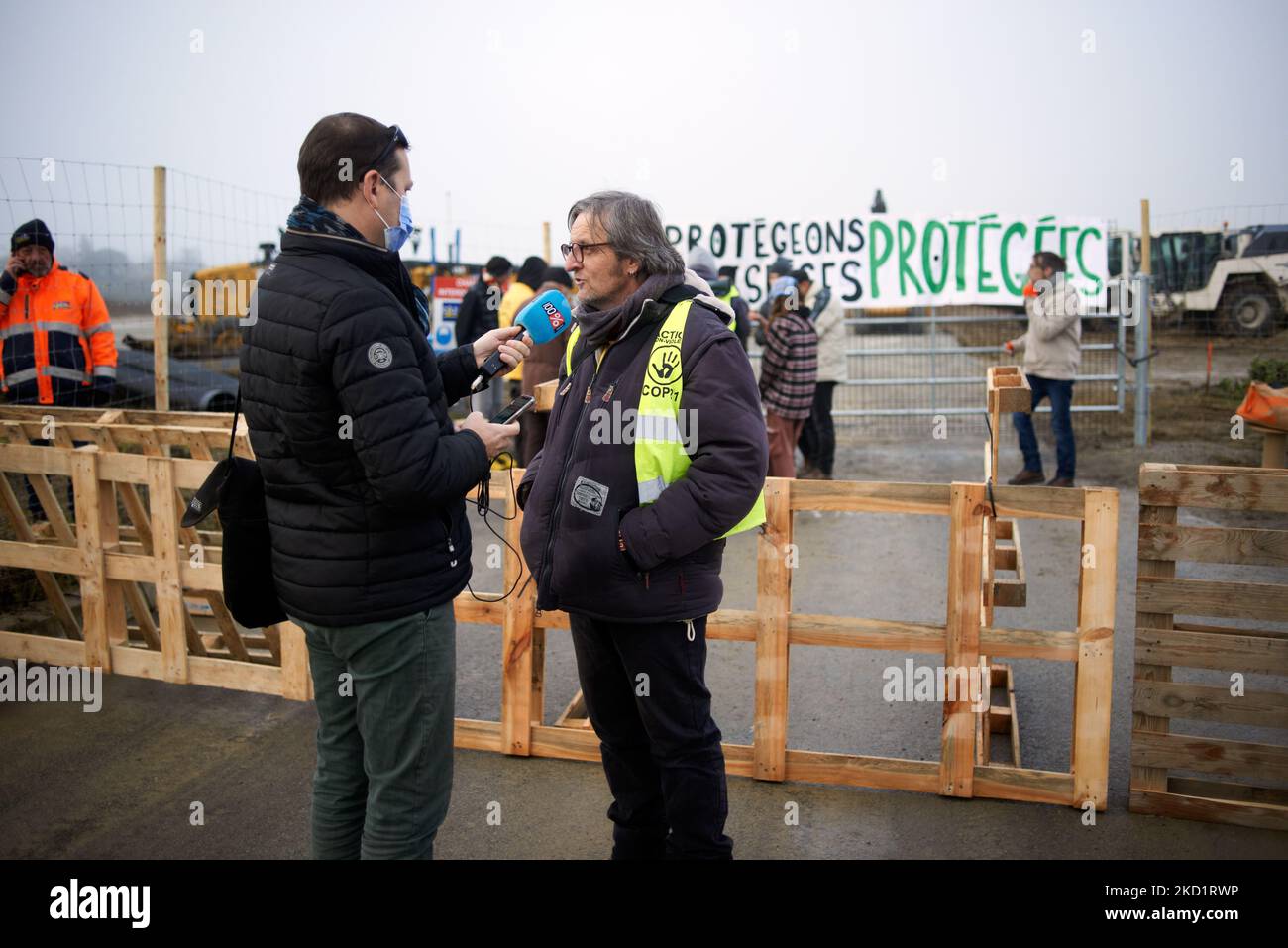 Un membro di ANV-COP 21 parla con una radio locale. Diverse decine di attivisti di XR, ANV-COP21, ATTAC, Gioventù per il clima si sono riuniti a Saint Sulpice la Pointe per bloccare il cantiere del gigantesco magazzino del Terra2. Si oppongono a un gigantesco magazzino progettato per Amazon o Alibaba e che copre diversi campi agricoli. Il capannone principale shoud è di 533 m di lunghezza, 125m di larghezza e 17m di altezza, sarebbe nella top 10 dei più grandi magazzini in Francia. I lavori di costruzione non avrebbero dovuto iniziare quest'inverno, poiché la fermata Terra2 ha chiesto alla giustizia di giudicare la legalità del progetto e del Foto Stock