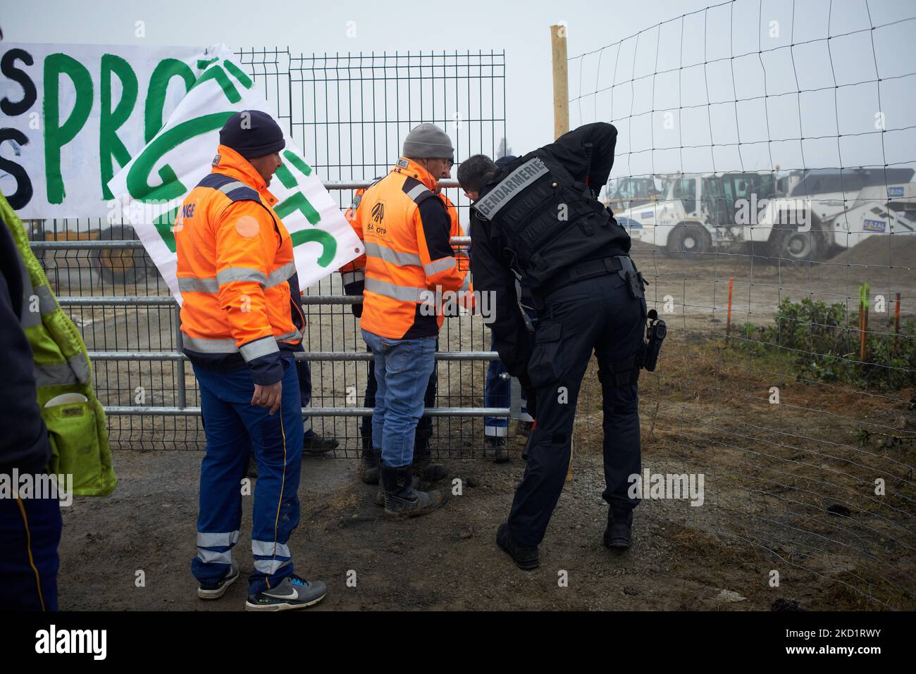 Un gendarme (poliziotto) taglia il lucchetto bloccando i cancelli del cantiere. Diverse decine di attivisti di XR, ANV-COP21, ATTAC, Gioventù per il clima si sono riuniti a Saint Sulpice la Pointe per bloccare il cantiere del gigantesco magazzino del Terra2. Si oppongono a un gigantesco magazzino progettato per Amazon o Alibaba e che copre diversi campi agricoli. Il capannone principale shoud è di 533 m di lunghezza, 125m di larghezza e 17m di altezza, sarebbe nella top 10 dei più grandi magazzini in Francia. I lavori di costruzione non dovrebbero essere iniziati quest'inverno perché la fermata Terra2 ha chiesto alla giustizia di judg Foto Stock