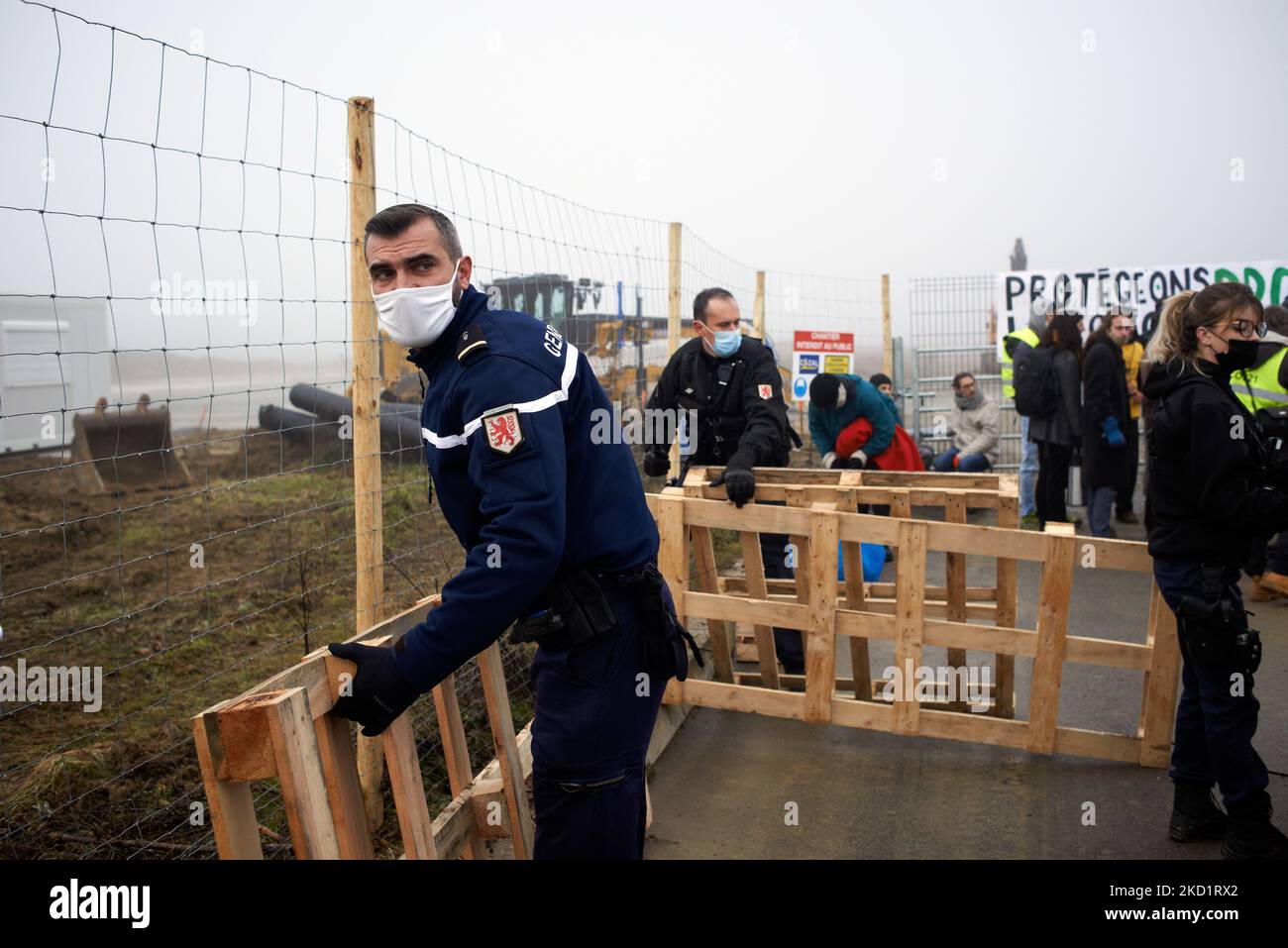 I poliziotti rimuovono i pallet posti dagli attivisti vicino all'ingresso del cantiere. Diverse decine di attivisti di XR, ANV-COP21, ATTAC, Gioventù per il clima si sono riuniti a Saint Sulpice la Pointe per bloccare il cantiere del gigantesco magazzino del Terra2. Si oppongono a un gigantesco magazzino progettato per Amazon o Alibaba e che copre diversi campi agricoli. Il capannone principale shoud è di 533 m di lunghezza, 125m di larghezza e 17m di altezza, sarebbe nella top 10 dei più grandi magazzini in Francia. I lavori di costruzione non dovrebbero essere iniziati quest'inverno perché la fermata Terra2 ha chiesto alla giustizia di giudicare l'l Foto Stock