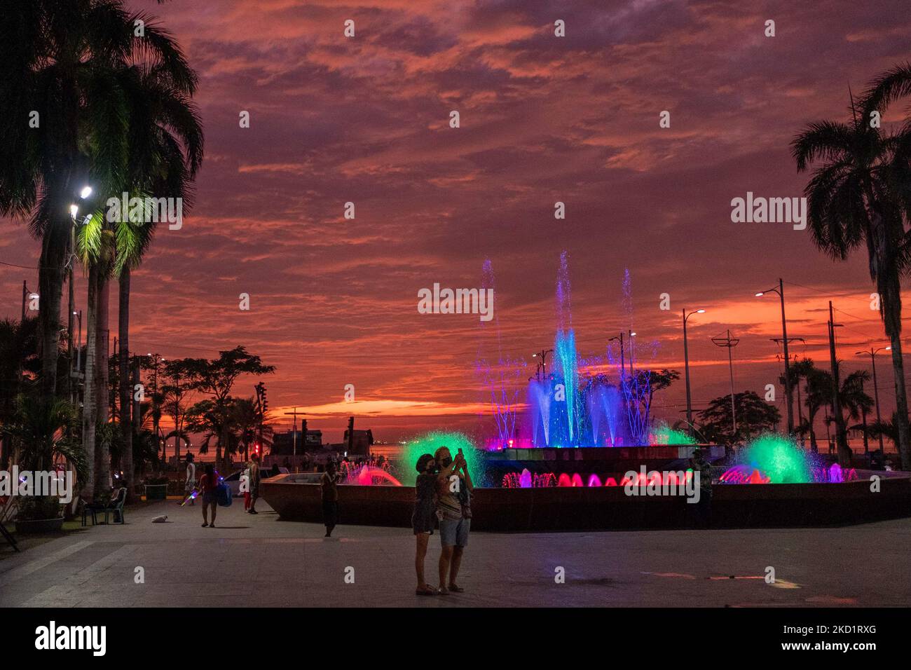 La gente visita il Rajah Sulayman Park a Manila il 3 febbraio 2022. Nonostante il numero in diminuzione dei COVID19 casi del paese, il Dipartimento della Salute (DOH) ha consigliato al pubblico di continuare a osservare i protocolli sanitari di base. (Foto di George Calvelo/NurPhoto) Foto Stock