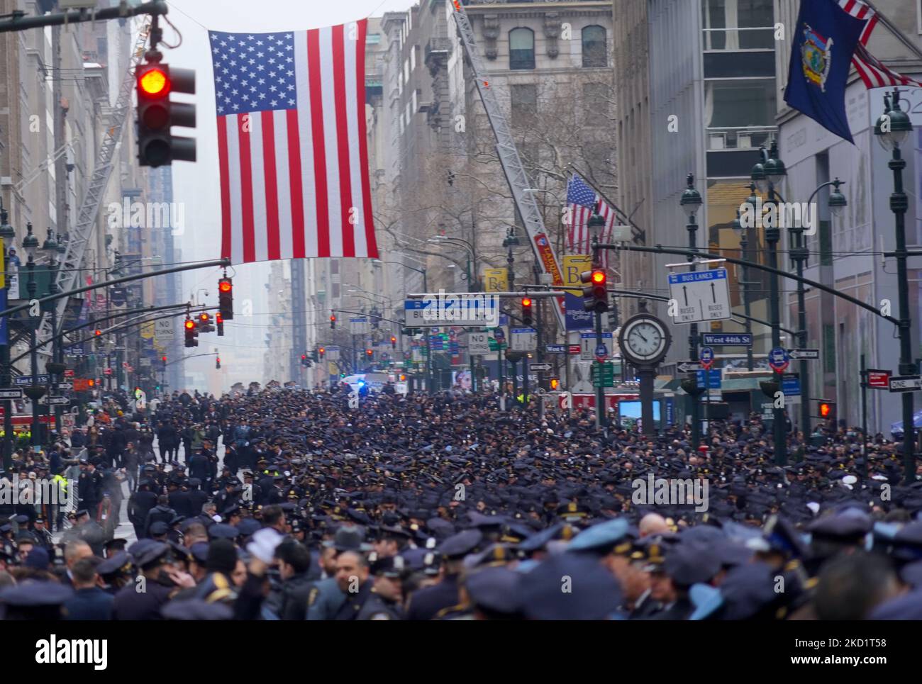 Migliaia di ufficiali si riuniscono per onorare l'ufficiale della NYPD Wilbert Mora, uno dei due poliziotti di New York, ucciso e ucciso mentre rispondeva a una chiamata del 911 ad Harlem il mese scorso a New York, il 2 febbraio 2022 (Foto di Selcuk Acar/NurPhoto) Foto Stock