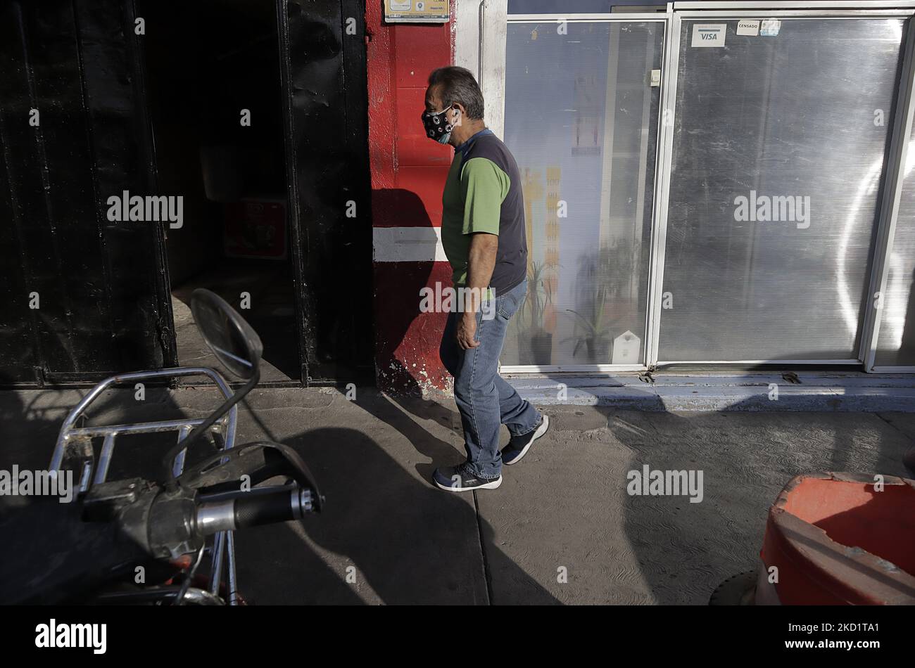 Un passerby fuori da un negozio di alimentari a Città del Messico durante l'emergenza sanitaria COVID-19 e il recente ritorno al semaforo epidemiologico giallo nella capitale. (Foto di Gerardo Vieyra/NurPhoto) Foto Stock