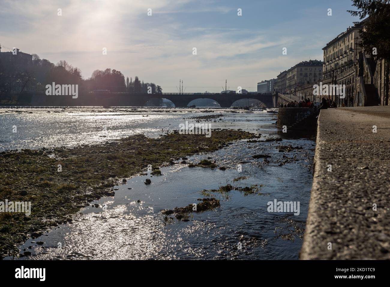 L'aridità del po, il più lungo fiume italiano, lungo la parte che attraversa il centro di Torino. Dopo un periodo di siccità costante, il fiume po e il suo bacino hanno una portata d'acqua inferiore alla metà del normale. Le previsioni a lungo termine non indicano che a breve termine il tempo cambierà con le precipitazioni persistenti. La siccità non è un fenomeno insolito, ma la frequenza con cui si ripresenta negli ultimi anni sta diventando preoccupante anche per gli impatti che ha sugli animali, sulla flora e sulle attività agricole. (Foto di Mauro Ujetto/NurPhoto) Foto Stock