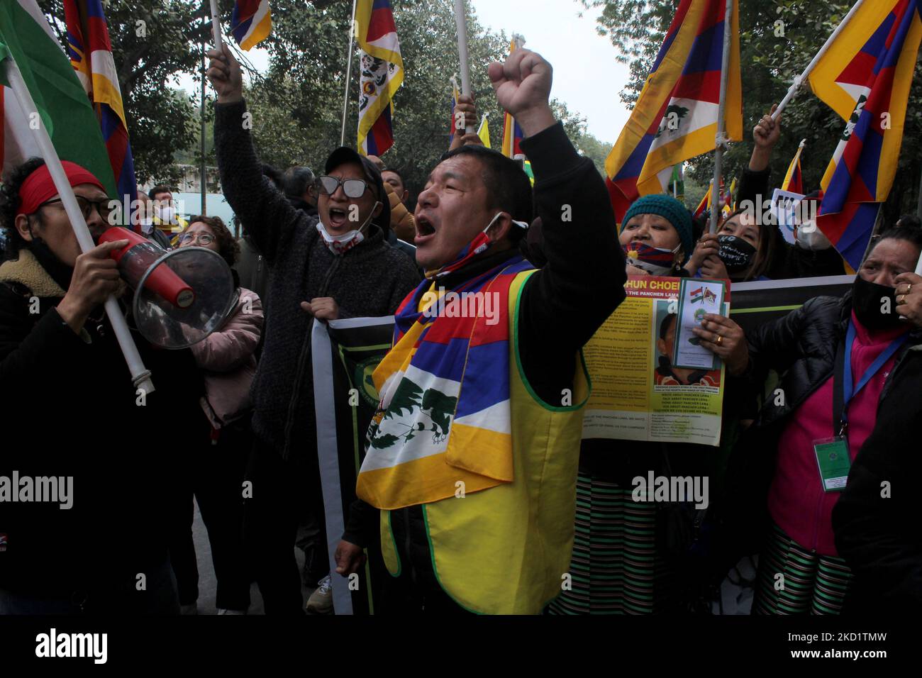 I tibetani urlano slogan mentre marciano verso l'ambasciata cinese durante una protesta contro le Olimpiadi invernali di Pechino a Nuova Delhi, in India, il 4 febbraio 2022. (Foto di Mayank Makhija/NurPhoto) Foto Stock