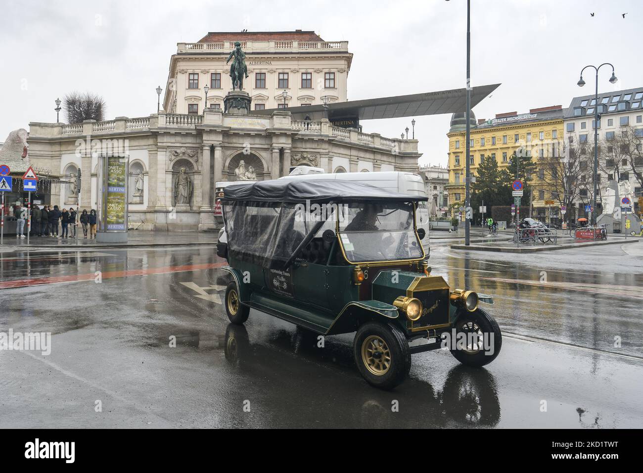 Un'auto turistica stilizzata passa davanti al Museo Albertina di Vienna, Austria. Gennaio 2022 (Foto di Maxym Marusenko/NurPhoto) Foto Stock