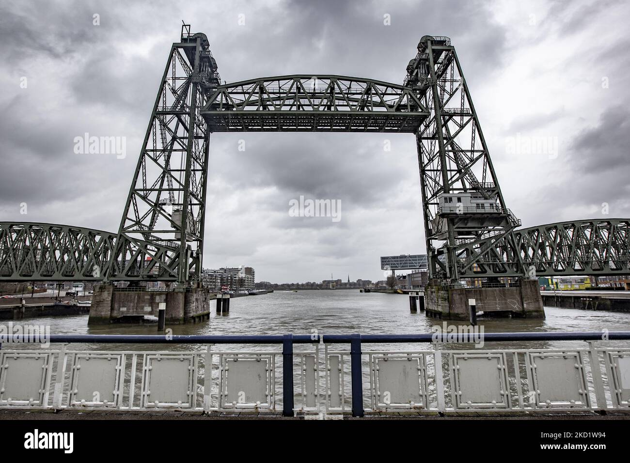 L'iconico ponte storico De Hef - Koningshavenbrug nella città portuale olandese di Rotterdam può essere smantellato perché il superyacht Jeff Bezos passi sotto, poiché l'albero della barca a vela supera l'altezza del ponte. Il ponte a due torri con ascensore è un vecchio ponte ferroviario di acciaio che collega l'isola, Noordereiland nel fiume Maas nella parte meridionale di Rotterdam. Il ponte fu costruito nel 1877 e subì danni durante i bombardamenti tedeschi del 1940. Dal 2017, dopo i lavori di ristrutturazione, il comune promise che il ponte non sarebbe mai più stato smantellato. Il superyacht per il multibi Foto Stock