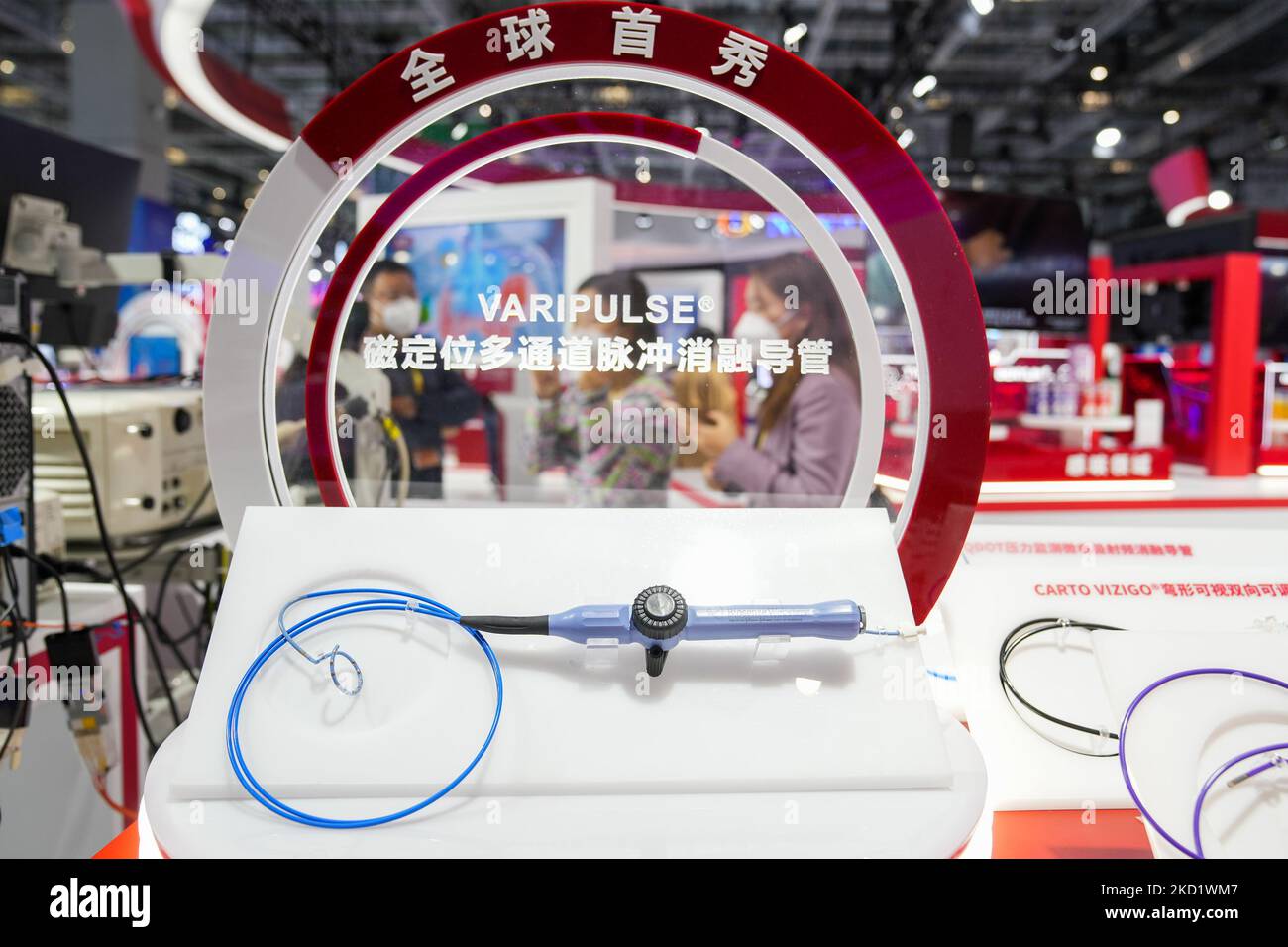 Shanghai. 5th Nov 2022. Un catetere per l'ablazione è esposto nell'area espositiva delle attrezzature mediche e dei prodotti sanitari della quinta China International Import Expo (CIIE) al National Exhibition and Convention Center (Shanghai) nella Shanghai della Cina orientale, il 5 novembre 2022. Molte mostre per la prima volta sono esposte durante l'esposizione, che è iniziata a Shanghai il sabato. Credit: Ding Ting/Xinhua/Alamy Live News Foto Stock