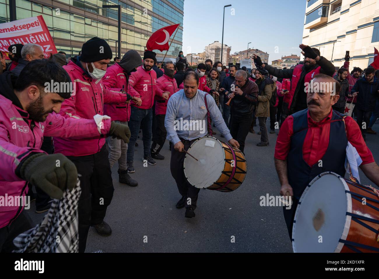 Yemek Sepeti corrieri ballano durante una manifestazione di fronte alla sede della società a Istanbul, Turchia, il 5 febbraio 2022. I corrieri di Yemek Sebeti, una delle più grandi aziende di distribuzione di generi alimentari e prodotti alimentari della Turchia, sono in sciopero dal febbraio 2 per chiedere salari più alti e migliori condizioni di lavoro. I lavoratori dei corrieri protestano contro il basso aumento dei salari, che è al di sotto dell’alto tasso di inflazione della Turchia. Molte altre aziende, tra cui il servizio di corriere Yurtici Kargo, la catena di supermercati Migros e la società di e-commerce Trendyol, hanno dovuto affrontare proteste di lavoratori simili all’inizio di quest’anno. (Foto di Erhan Demir Foto Stock