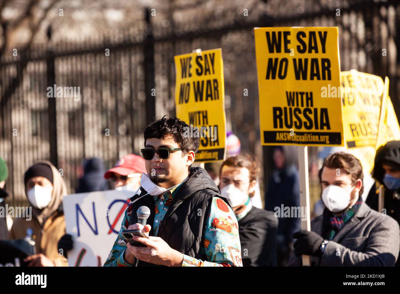 Un manifestante parla durante un raduno contro ciò che considerano aggressione da parte degli Stati Uniti e della NATO, il 5 febbraio 2022, a Washington, DC. I manifestanti chiedono l’abolizione della NATO, nessun Usa era in Russia, e la riduzione del budget per la difesa degli Stati Uniti per affrontare i problemi in patria. Il raduno è stato sponsorizzato dai gruppi anti-guerra CODEPINK, ANSWER Coalition, Black Alliance for Peace, e la resistenza popolare. (Foto di Allison Bailey/NurPhoto) Foto Stock