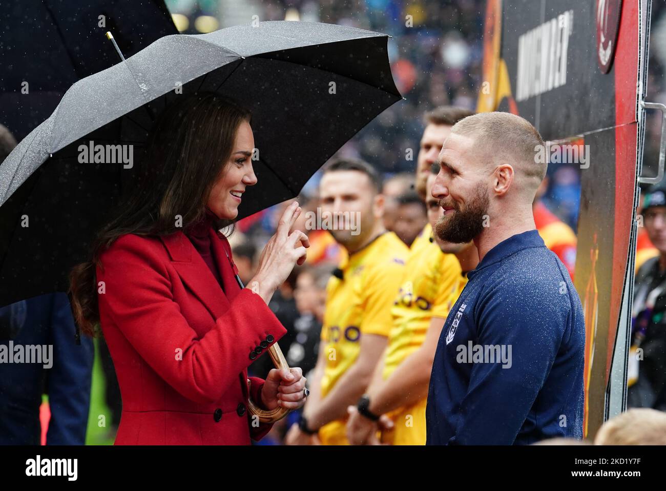 La principessa del Galles incontra i giocatori davanti alla partita di finale della Coppa del mondo di rugby inglese contro Papua Nuova Guinea al DW Stadium di Wigan, la sua prima partita a cui ha partecipato dopo il Duca di Sussex come patrono della Rugby Football League (RFL). Data immagine: Sabato 5 novembre 2022. Foto Stock