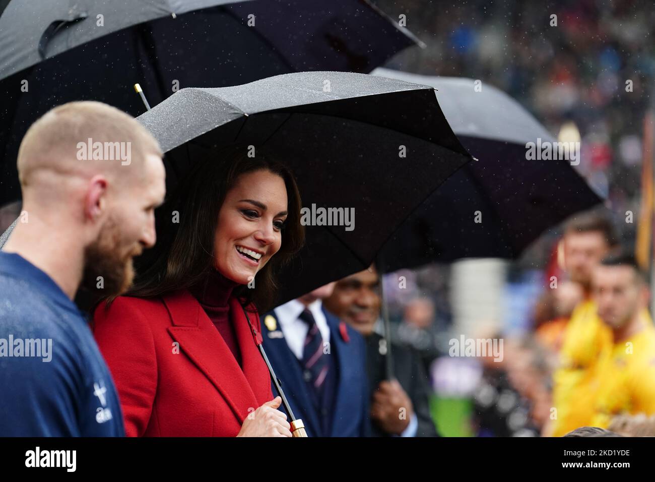 La principessa del Galles incontra i giocatori davanti alla partita di finale della Coppa del mondo di rugby inglese contro Papua Nuova Guinea al DW Stadium di Wigan, la sua prima partita a cui ha partecipato dopo il Duca di Sussex come patrono della Rugby Football League (RFL). Data immagine: Sabato 5 novembre 2022. Foto Stock