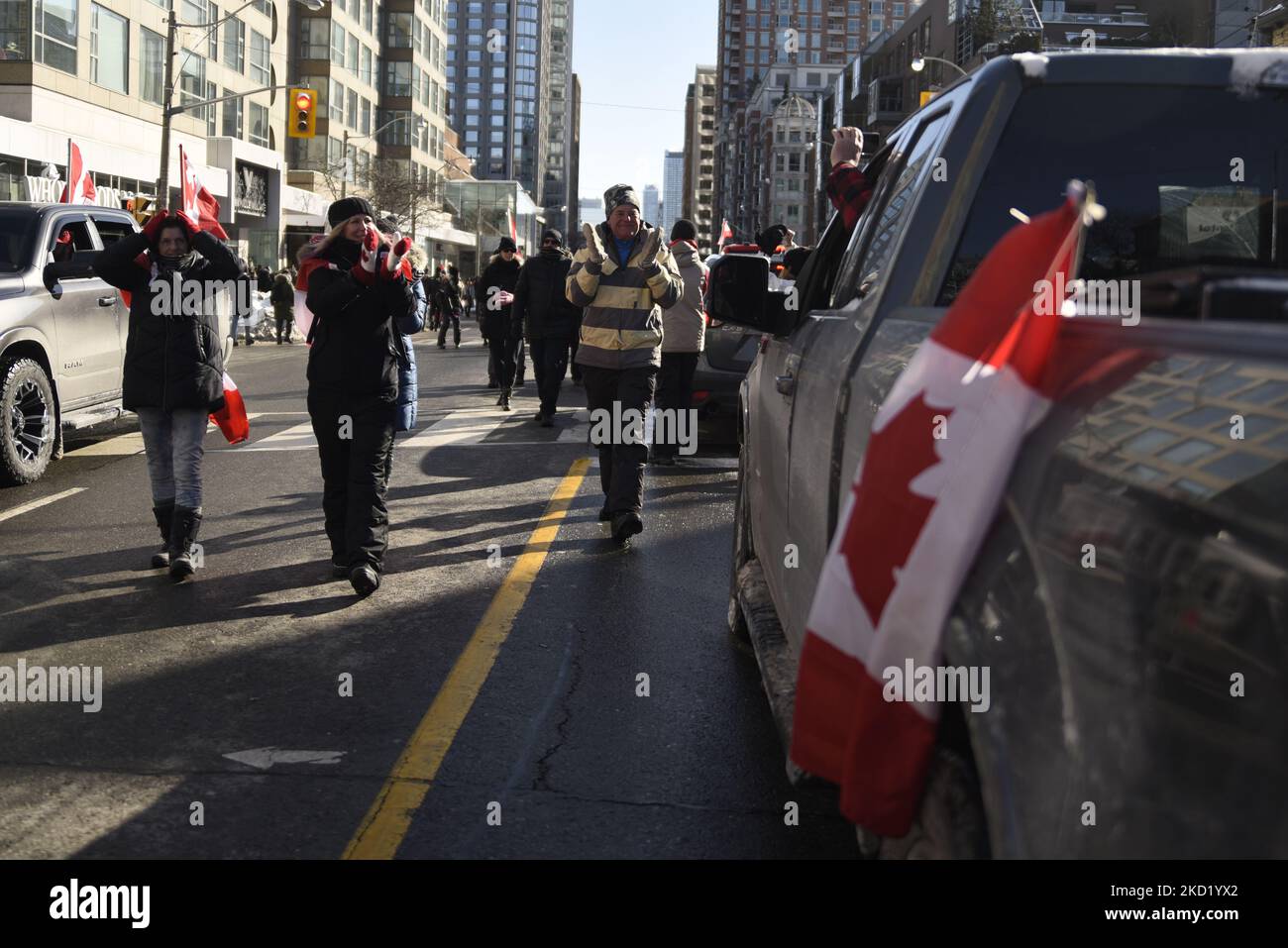 I sostenitori si aggrappano ai camionisti durante la protesta al Queens Park per sostenere i camionisti e denunciare la politica governativa di vaccinazione obbligatoria a Toronto, Canada (Foto di Arindam Shivaani/NurPhoto) Foto Stock