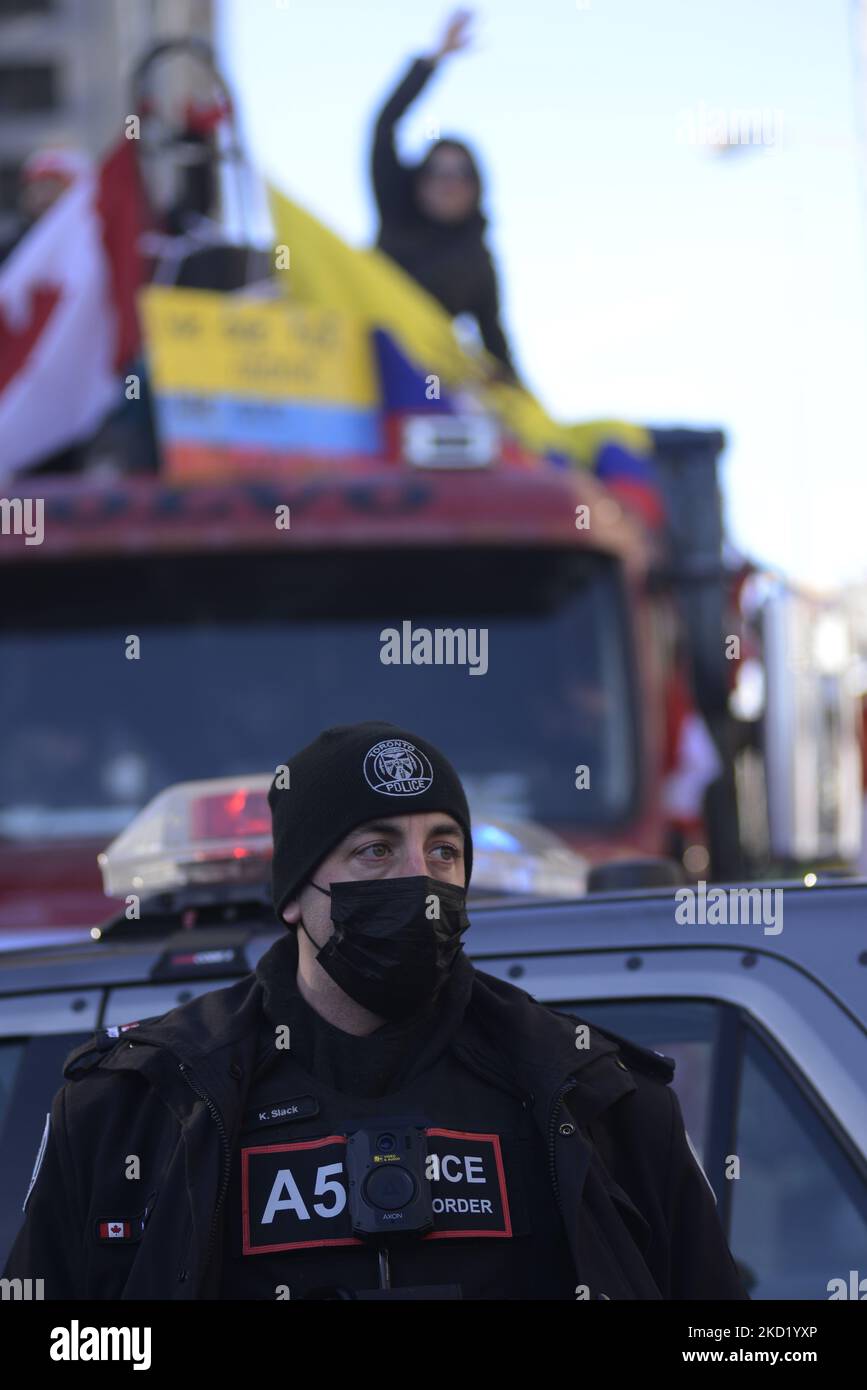 La polizia blocca i camion durante la protesta a Queens Park per sostenere i camionisti e denunciare la politica governativa di vaccinazione obbligatoria a Toronto, Canada (Foto di Arindam Shivaani/NurPhoto) Foto Stock