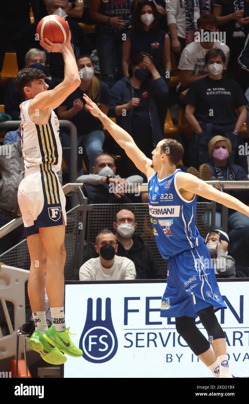Gabriele Procida (Fortitudo Kigili Bologna) (L) contrastato da Kenny Gabriel (Pallacanestro Germani Brescia) durante la serie A1 del campionato italiano di basket LBA Kigili Fortitudo Bologna Vs. Pallacanestro Germani Brescia al Palazzo dello Sport di Paladozza , a Bologna, il 06 febbraio 2022. (Foto di Michele Nucci/LiveMedia/NurPhoto) Foto Stock