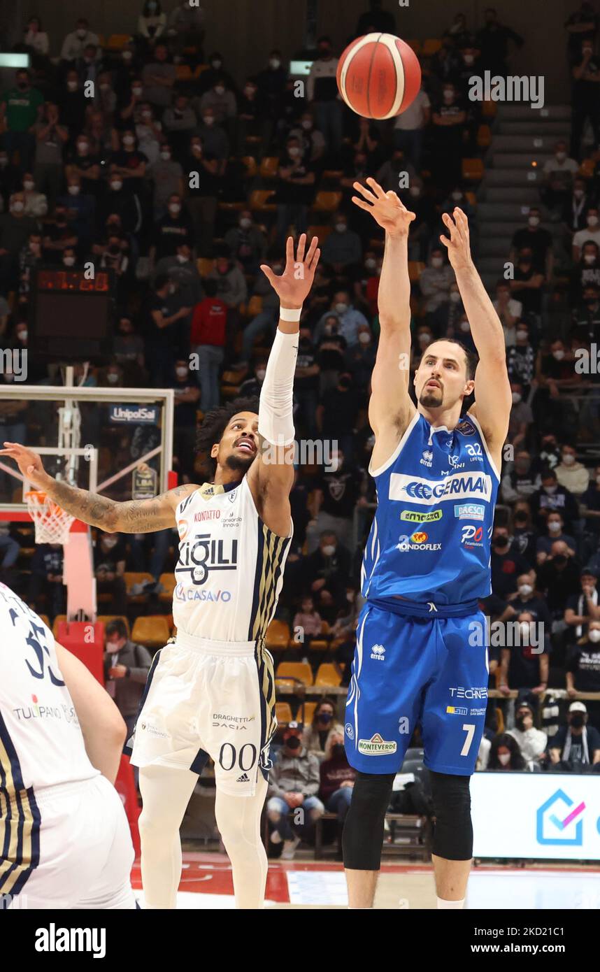 John Petrucelli (Pallacanestro Germani Brescia) (R) e Branden Frazier (Fortitudo Kigili Bologna) durante la serie A1 del campionato italiano di basket LBA Kigili Fortitudo Bologna Vs. Pallacanestro Germani Brescia al Palazzo dello Sport di Paladozza , a Bologna, il 06 febbraio 2022. (Foto di Michele Nucci/LiveMedia/NurPhoto) Foto Stock