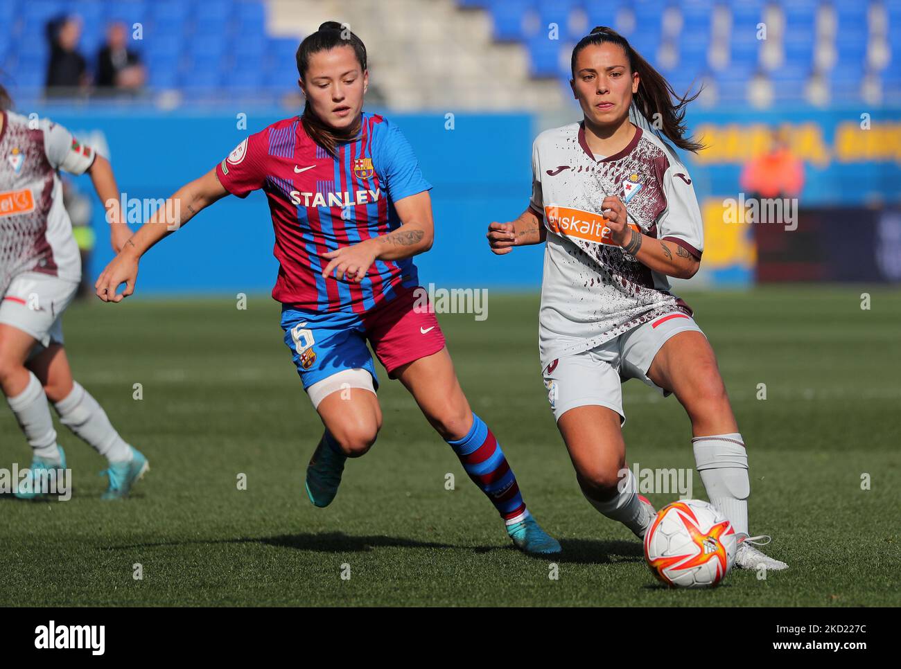 Maria Llompart e claudia Pina durante la partita tra Barcellona e la Sociedad Deportiva Eibar, corrispondente alla settimana 21 della Liga Iberdrola, suonata allo stadio Johan Cruyff, a Barcellona, il 06th febbraio 2022. (Foto di Joan Valls/Urbanandsport /NurPhoto) Foto Stock