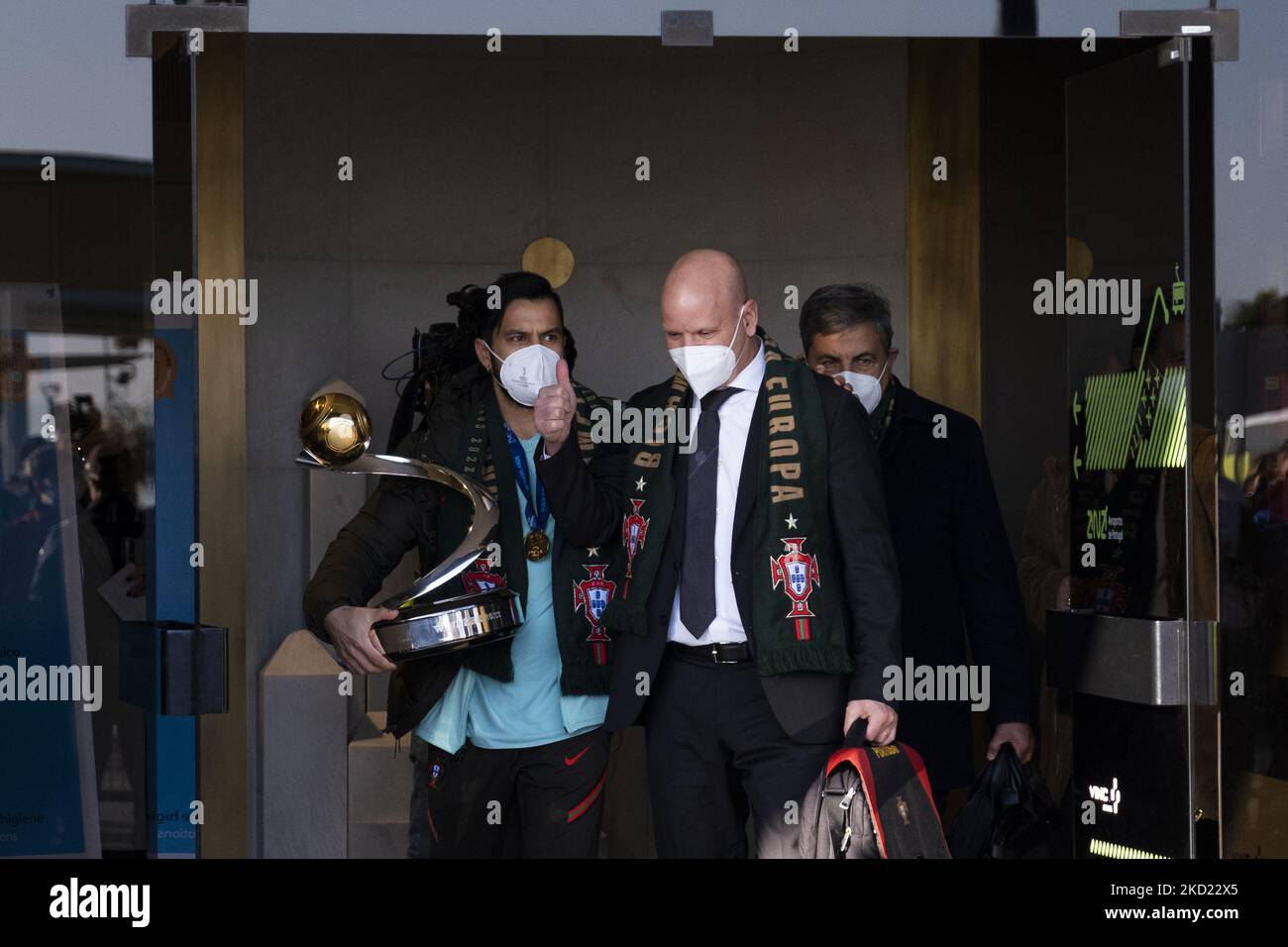 La squadra portoghese di futsal arriva all'aeroporto di Lisbona dopo aver vinto il Campionato europeo di Futsal nei Paesi Bassi per la seconda volta nella sua storia, il 7 febbraio 2022, all'aeroporto Humberto Delgado, a Lisbona, Portogallo. La nazionale del futsal è diventata campione europeo del futsal per la seconda volta di fila. Battendo la Nazionale Russa 3-2 in finale. (Foto di Nuno Cruz/NurPhoto) Foto Stock