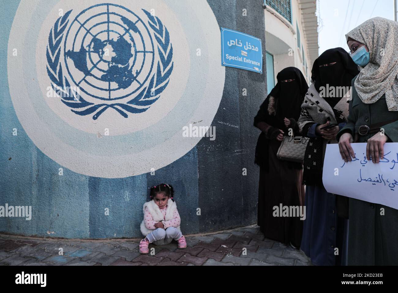 Un sit-in davanti all'UNRWA per protestare contro la decisione di escludere i cittadini dall'occupazione, a Gaza, in Palestina, il 7 febbraio 2022. (Foto di Momen Faiz/NurPhoto) Foto Stock