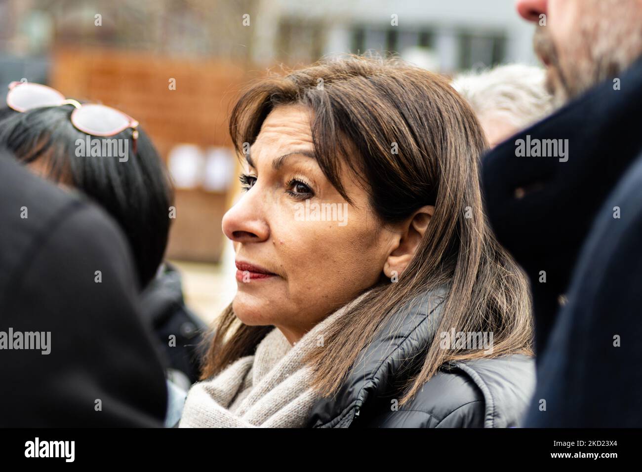 Anne Hidalgo parla con i pedoni. Il candidato politico di sinistra per le elezioni presidenziali del 2022, Anne Hidalgo, a Clermont-Ferrand, il 4 febbraio 2022. (Foto di Adrien Fillon/NurPhoto) Foto Stock