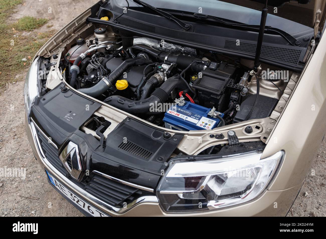 Regione di Dnipropetrovsk, Ucraina - 09 ottobre 2022: Renault Logan 2020 colore oro con cappuccio aperto Foto Stock