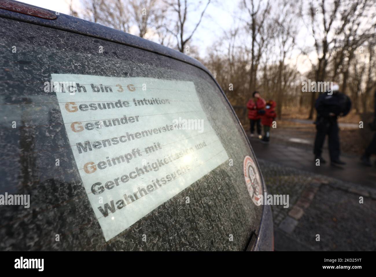 Un segno è visto su un furgone durante un rally anti-blocco a Berlino, in Germania, il 07 febbraio 2022. (Foto di Str/NurPhoto) Foto Stock