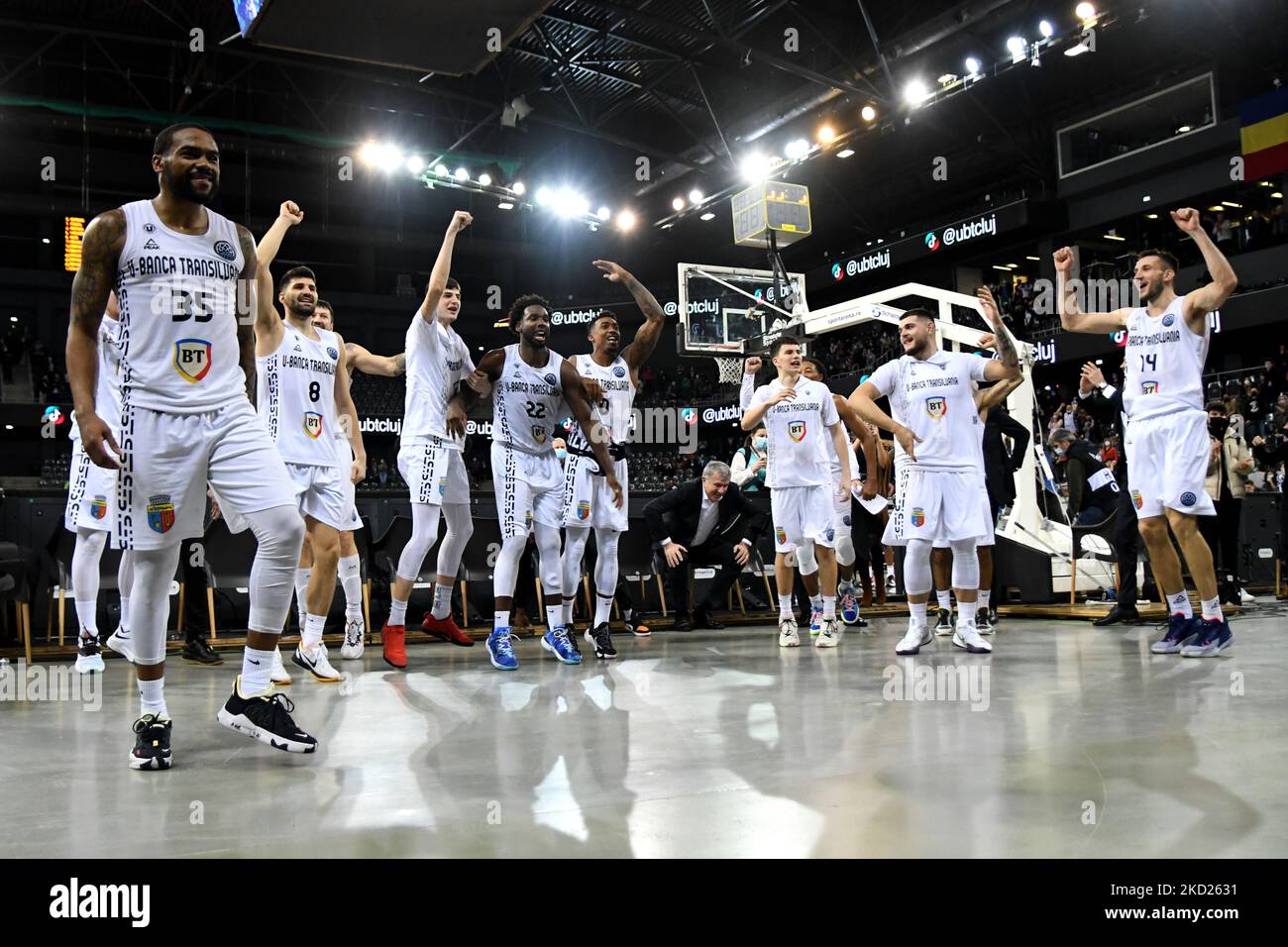 I giocatori di U-BT celebrano la vittoria dopo il gioco U-BT Cluj-Napoca v Filou Oostende nel gruppo K di Basketball Champions League, Round of 16, disputata in BT Arena, Cluj-Napoca, 07 gennaio 2022 (Foto di Flaviu Buboi/NurPhoto) Foto Stock