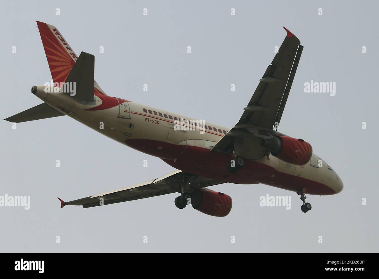 Un aereo Air India si prepara ad atterrare all'aeroporto internazionale Netaji Subhash Chandra Bose di Kolkata, India, il 08,2022 febbraio. (Foto di Debajyoti Chakraborty/NurPhoto) Foto Stock