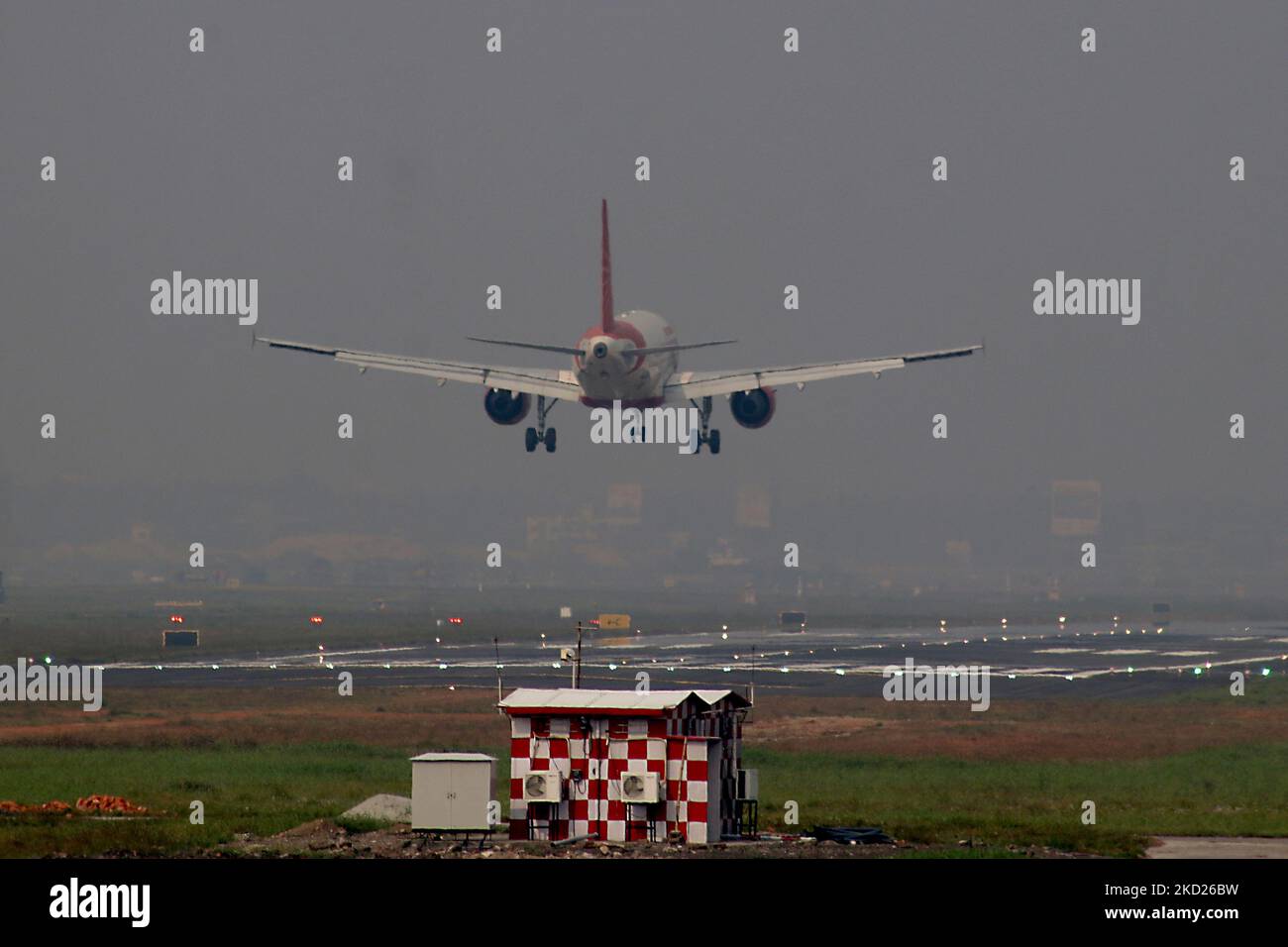 Un aereo Air India si prepara ad atterrare all'aeroporto internazionale Netaji Subhash Chandra Bose di Kolkata, India, il 08,2022 febbraio. (Foto di Debajyoti Chakraborty/NurPhoto) Foto Stock