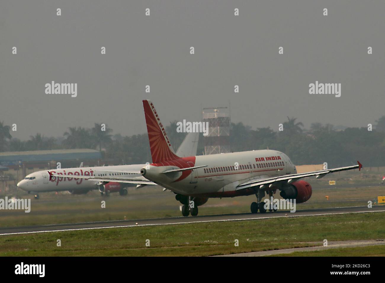 Un aereo Air India si prepara a decollarsi all'aeroporto internazionale Netaji Subhash Chandra Bose di Kolkata, India, il 08,2022 febbraio. (Foto di Debajyoti Chakraborty/NurPhoto) Foto Stock