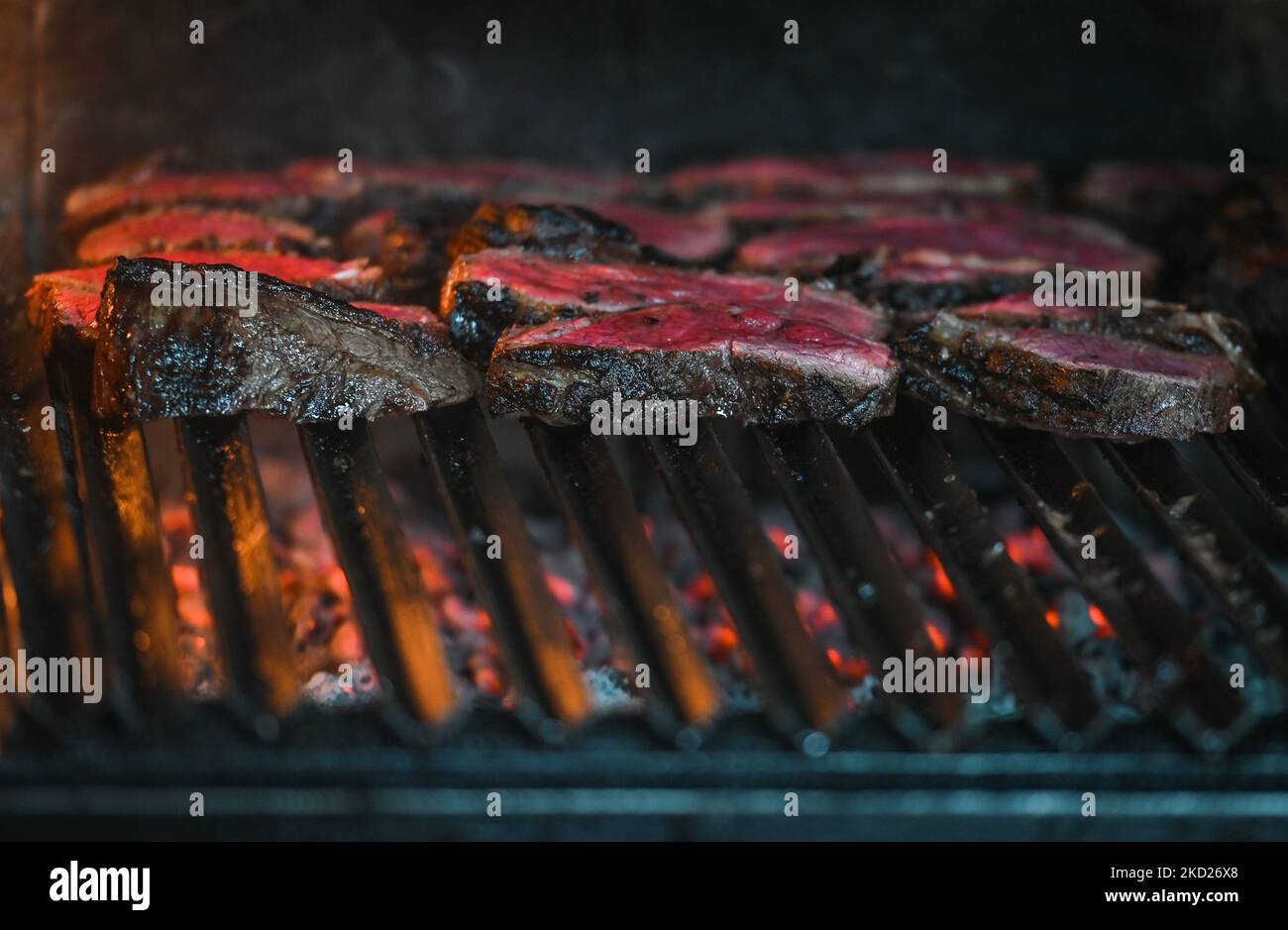Preparazione di bistecche per un ordine su una griglia barbecue al RISTORANTE VIENTO SUR, nel centro storico di Merida. Lunedì 07 febbraio 2022, a Merida, Yucatan, Messico. (Foto di Artur Widak/NurPhoto) Foto Stock