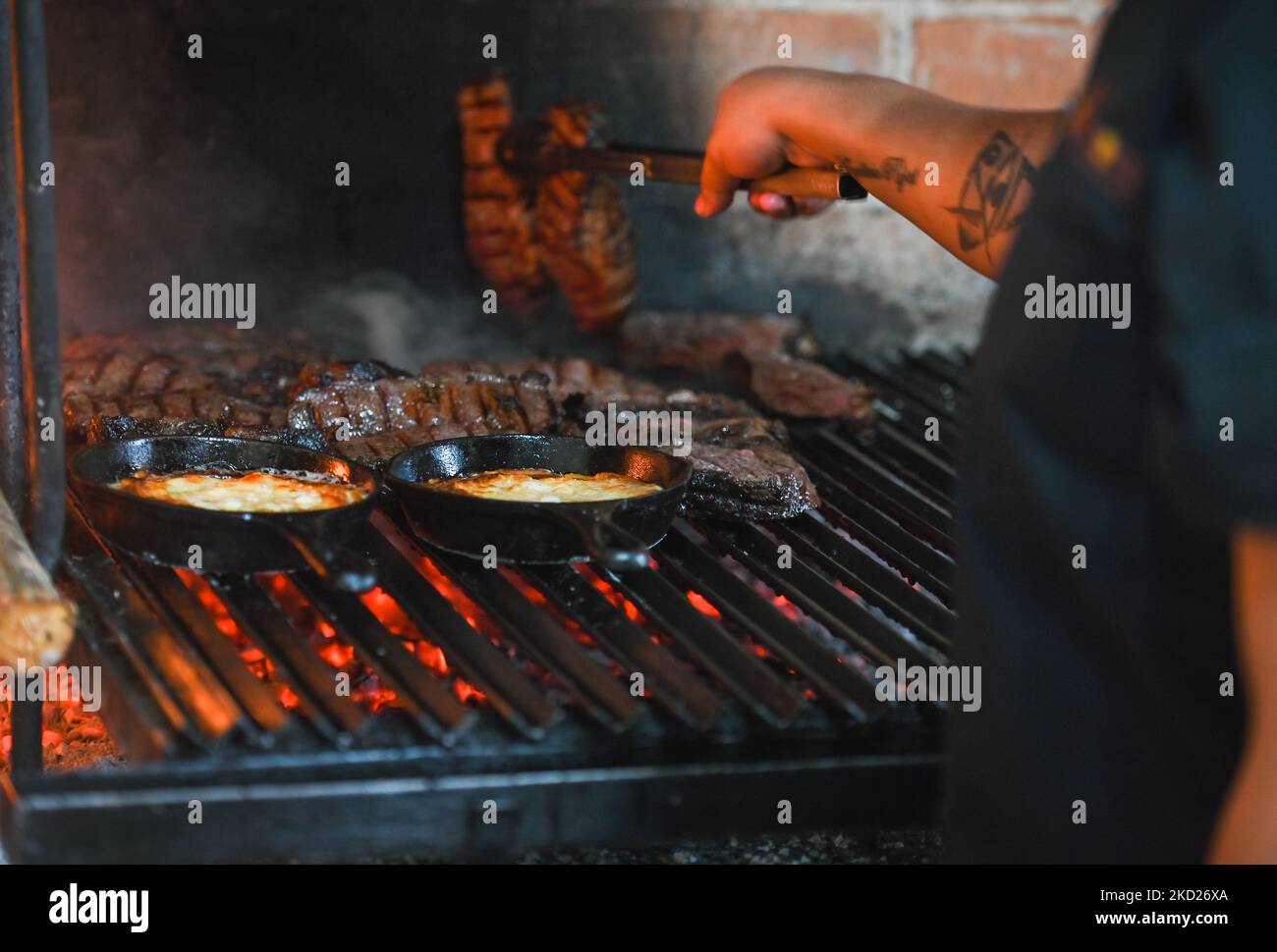 Preparazione di questo flameado e bistecche per un ordine su una griglia barbecue al ristorante VIENTO SUR, nel centro storico di Merida. Lunedì 07 febbraio 2022, a Merida, Yucatan, Messico. (Foto di Artur Widak/NurPhoto) Foto Stock
