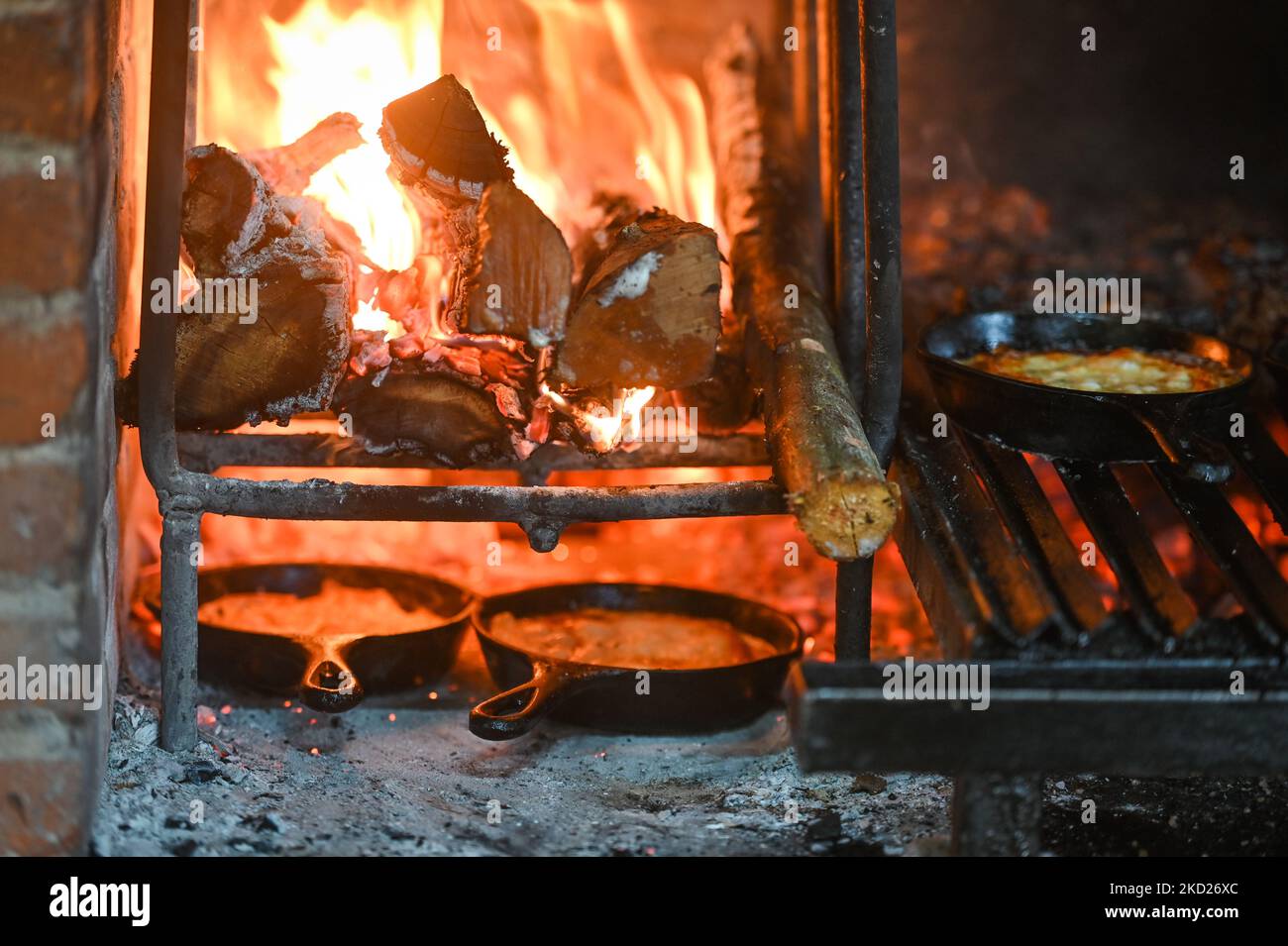 Preparazione di questo flameado e bistecche per un ordine su una griglia barbecue al ristorante VIENTO SUR, nel centro storico di Merida. Lunedì 07 febbraio 2022, a Merida, Yucatan, Messico. (Foto di Artur Widak/NurPhoto) Foto Stock
