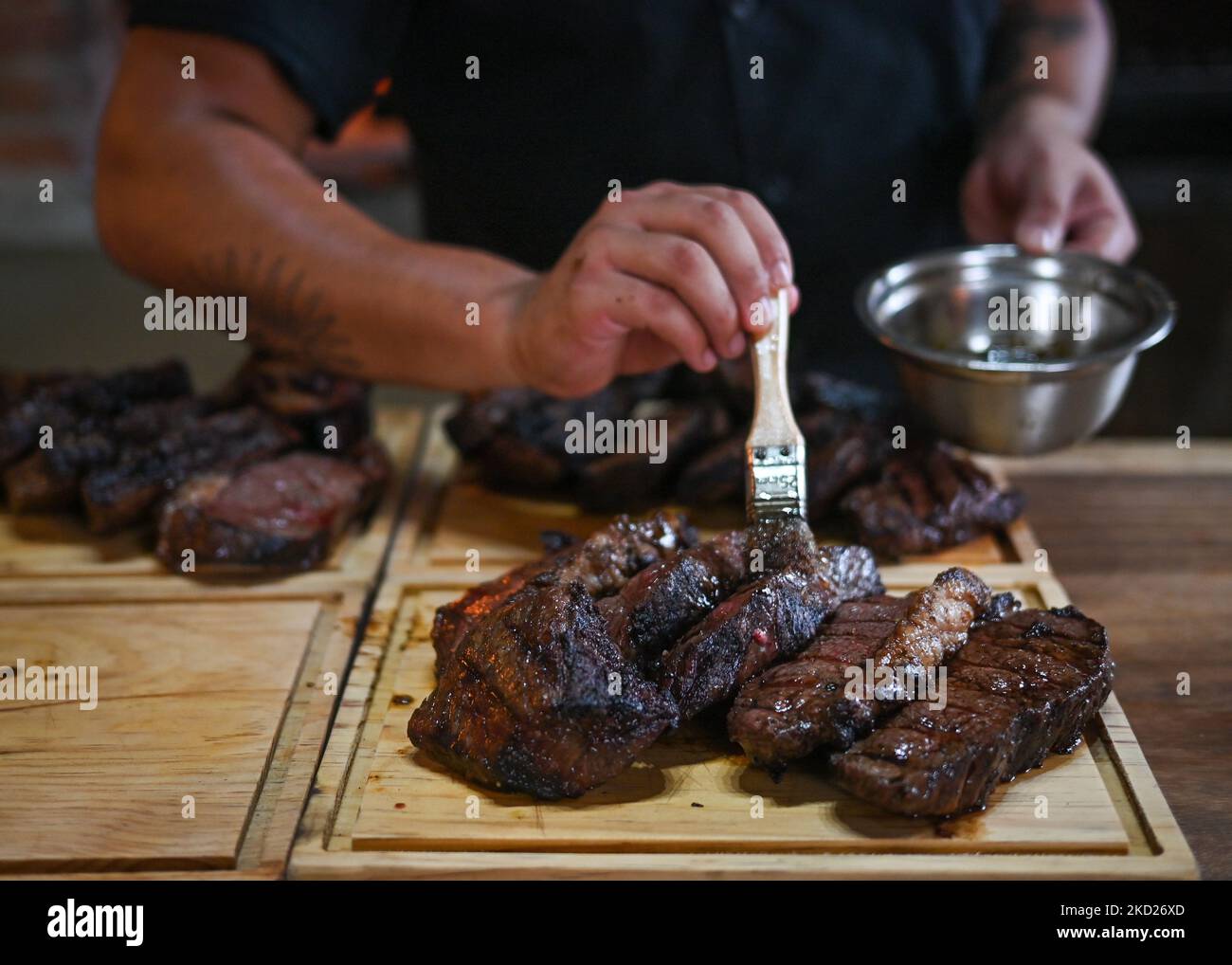 Preparazione di bistecche per un ordine su una griglia barbecue al RISTORANTE VIENTO SUR, nel centro storico di Merida. Lunedì 07 febbraio 2022, a Merida, Yucatan, Messico. (Foto di Artur Widak/NurPhoto) Foto Stock