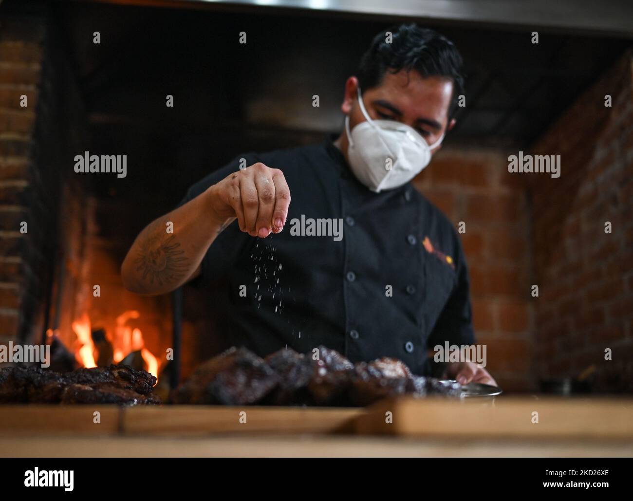 Preparazione di bistecche per un ordine su una griglia barbecue al RISTORANTE VIENTO SUR, nel centro storico di Merida. Lunedì 07 febbraio 2022, a Merida, Yucatan, Messico. (Foto di Artur Widak/NurPhoto) Foto Stock