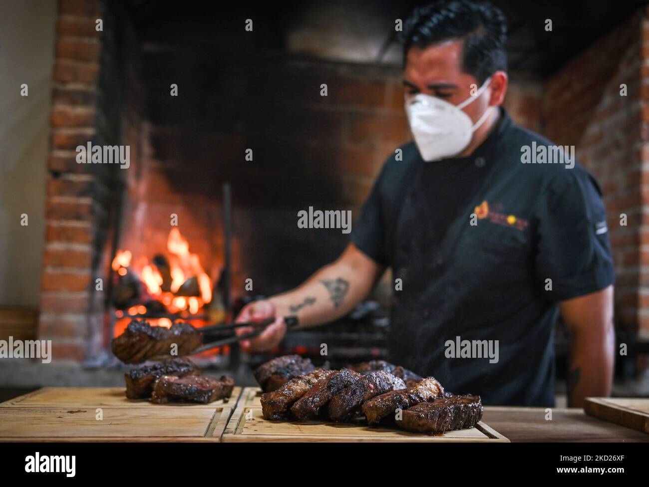 Preparazione di bistecche per un ordine su una griglia barbecue al RISTORANTE VIENTO SUR, nel centro storico di Merida. Lunedì 07 febbraio 2022, a Merida, Yucatan, Messico. (Foto di Artur Widak/NurPhoto) Foto Stock