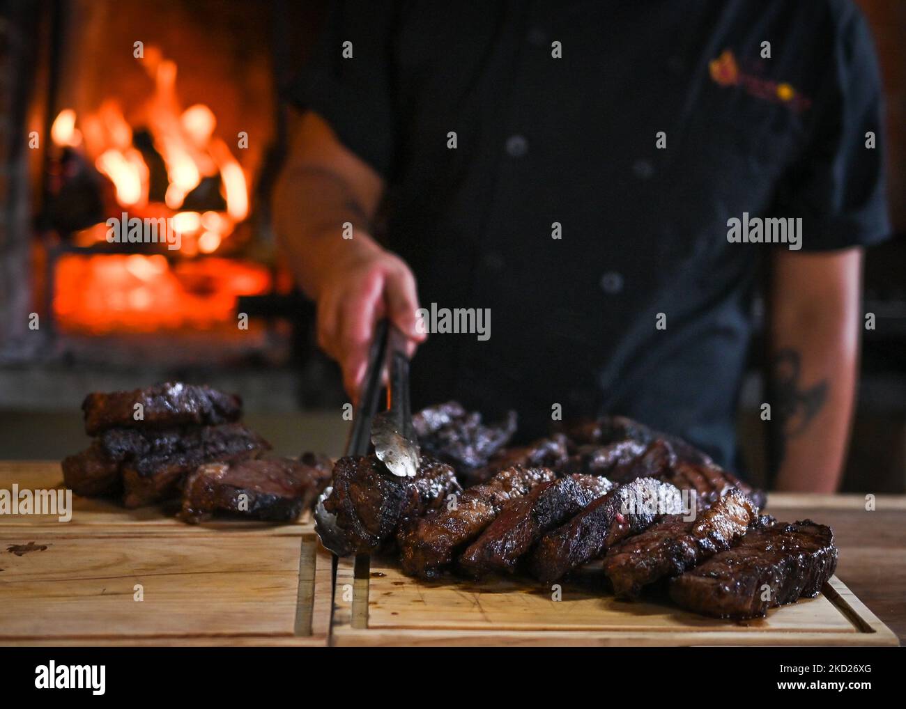 Preparazione di bistecche per un ordine su una griglia barbecue al RISTORANTE VIENTO SUR, nel centro storico di Merida. Lunedì 07 febbraio 2022, a Merida, Yucatan, Messico. (Foto di Artur Widak/NurPhoto) Foto Stock