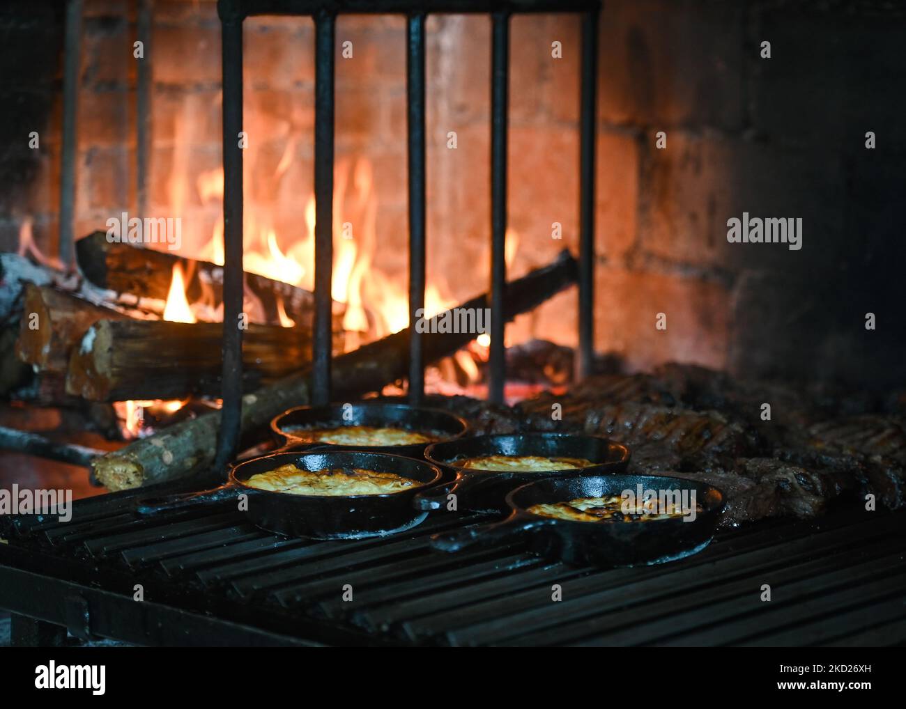 Preparazione di questo flameado e bistecche per un ordine su una griglia barbecue al ristorante VIENTO SUR, nel centro storico di Merida. Lunedì 07 febbraio 2022, a Merida, Yucatan, Messico. (Foto di Artur Widak/NurPhoto) Foto Stock