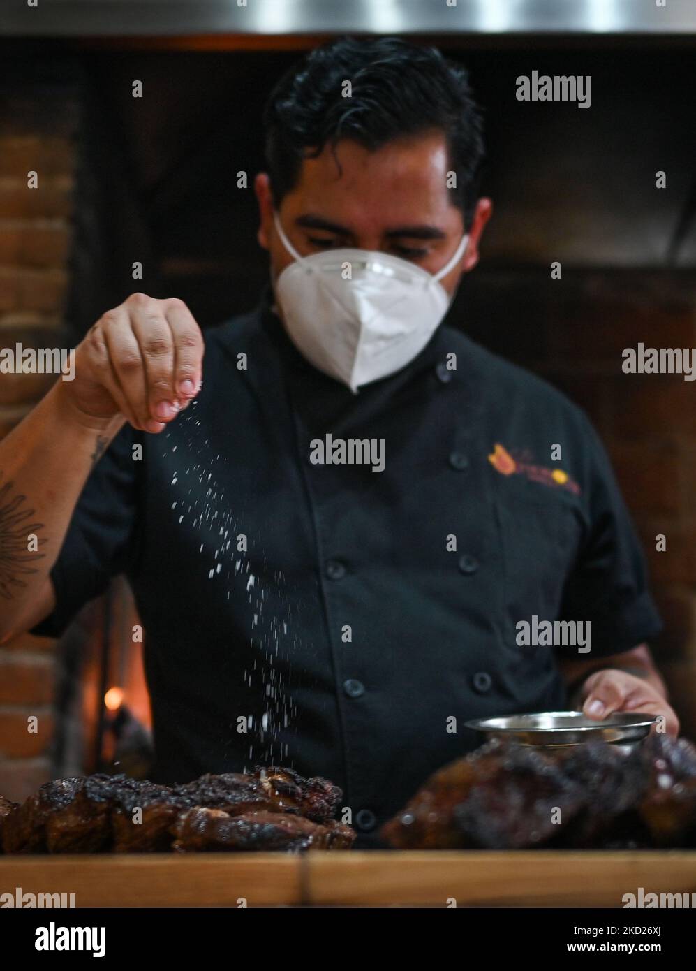 Preparazione di bistecche per un ordine su una griglia barbecue al RISTORANTE VIENTO SUR, nel centro storico di Merida. Lunedì 07 febbraio 2022, a Merida, Yucatan, Messico. (Foto di Artur Widak/NurPhoto) Foto Stock