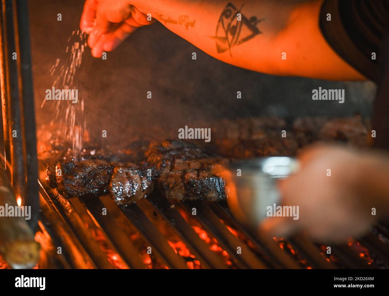 Preparazione di bistecche per un ordine su una griglia barbecue al RISTORANTE VIENTO SUR, nel centro storico di Merida. Lunedì 07 febbraio 2022, a Merida, Yucatan, Messico. (Foto di Artur Widak/NurPhoto) Foto Stock