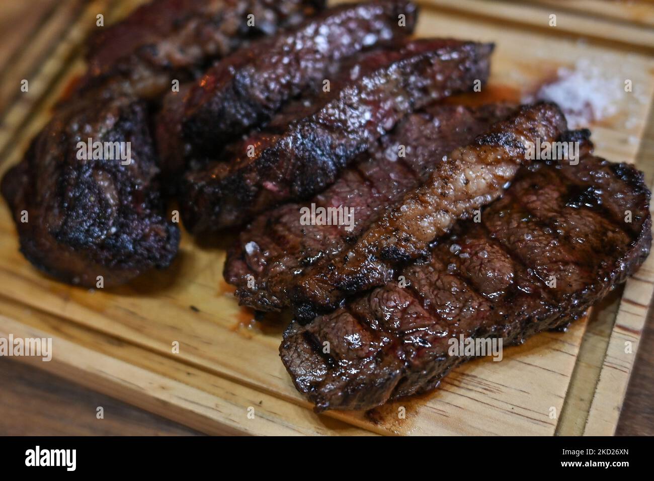 Preparazione di bistecche per un ordine su una griglia barbecue al RISTORANTE VIENTO SUR, nel centro storico di Merida. Lunedì 07 febbraio 2022, a Merida, Yucatan, Messico. (Foto di Artur Widak/NurPhoto) Foto Stock