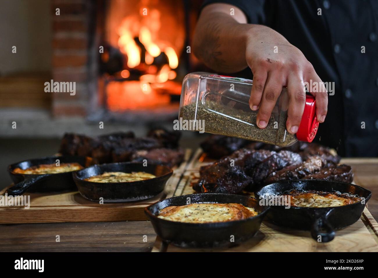 Preparazione di questo flameado e bistecche per un ordine su una griglia barbecue al ristorante VIENTO SUR, nel centro storico di Merida. Lunedì 07 febbraio 2022, a Merida, Yucatan, Messico. (Foto di Artur Widak/NurPhoto) Foto Stock