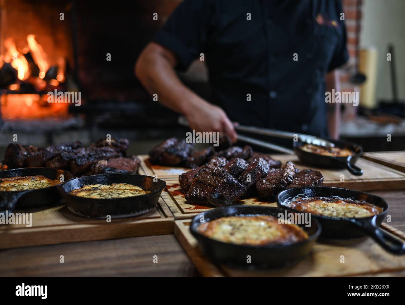 Preparazione di questo flameado e bistecche per un ordine su una griglia barbecue al ristorante VIENTO SUR, nel centro storico di Merida. Lunedì 07 febbraio 2022, a Merida, Yucatan, Messico. (Foto di Artur Widak/NurPhoto) Foto Stock