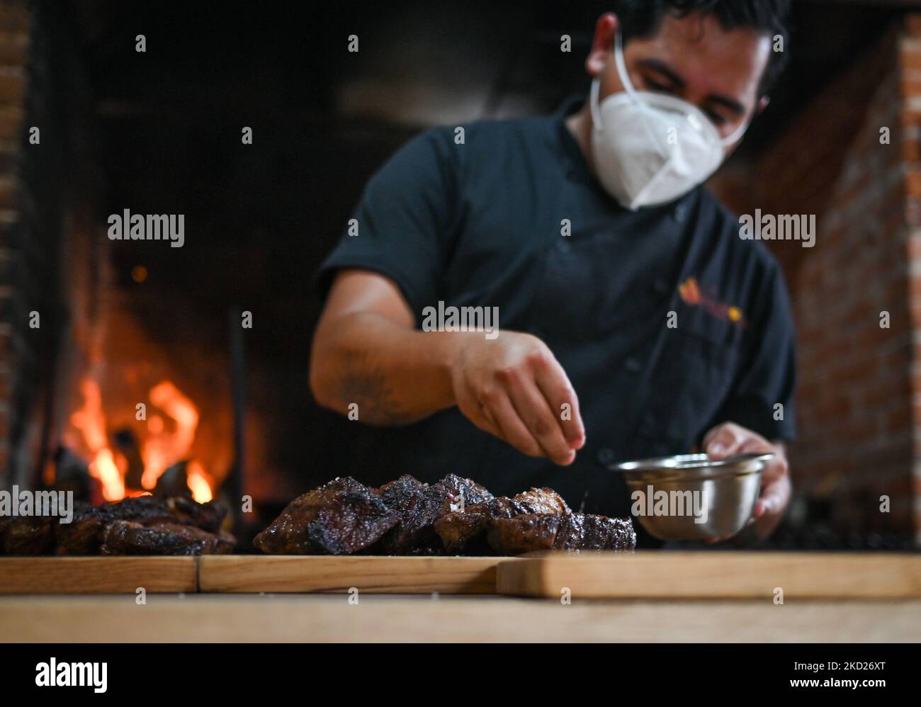 Preparazione di bistecche per un ordine su una griglia barbecue al RISTORANTE VIENTO SUR, nel centro storico di Merida. Lunedì 07 febbraio 2022, a Merida, Yucatan, Messico. (Foto di Artur Widak/NurPhoto) Foto Stock