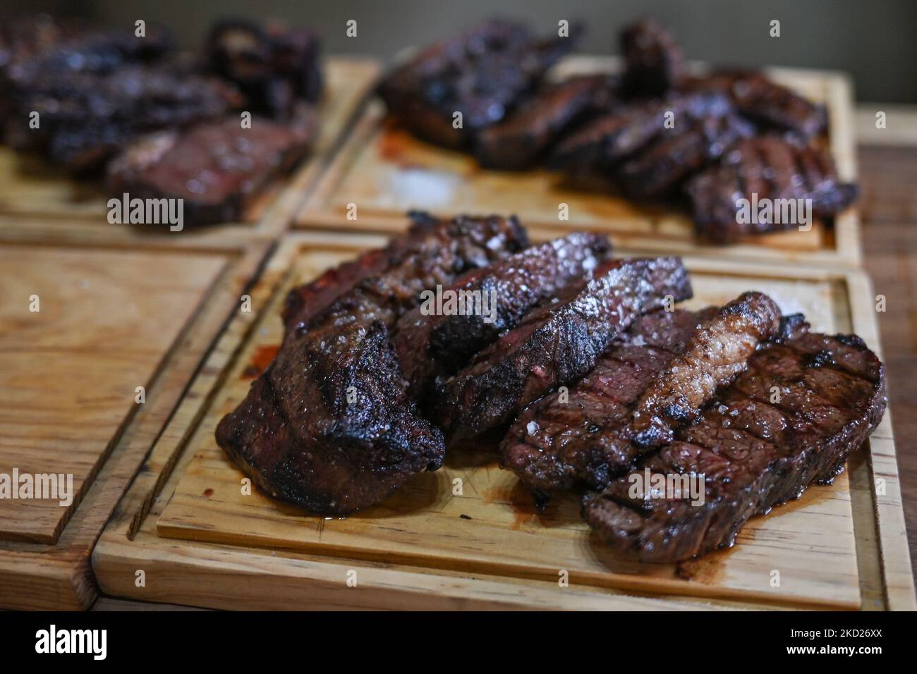 Preparazione di bistecche per un ordine su una griglia barbecue al RISTORANTE VIENTO SUR, nel centro storico di Merida. Lunedì 07 febbraio 2022, a Merida, Yucatan, Messico. (Foto di Artur Widak/NurPhoto) Foto Stock