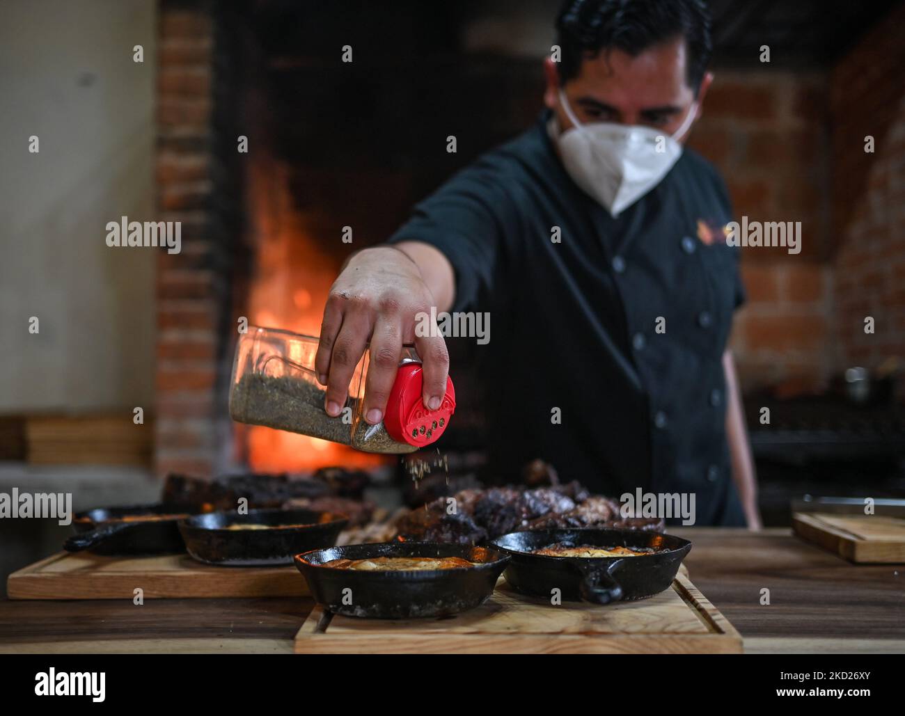 Preparazione di questo flameado e bistecche per un ordine su una griglia barbecue al ristorante VIENTO SUR, nel centro storico di Merida. Lunedì 07 febbraio 2022, a Merida, Yucatan, Messico. (Foto di Artur Widak/NurPhoto) Foto Stock