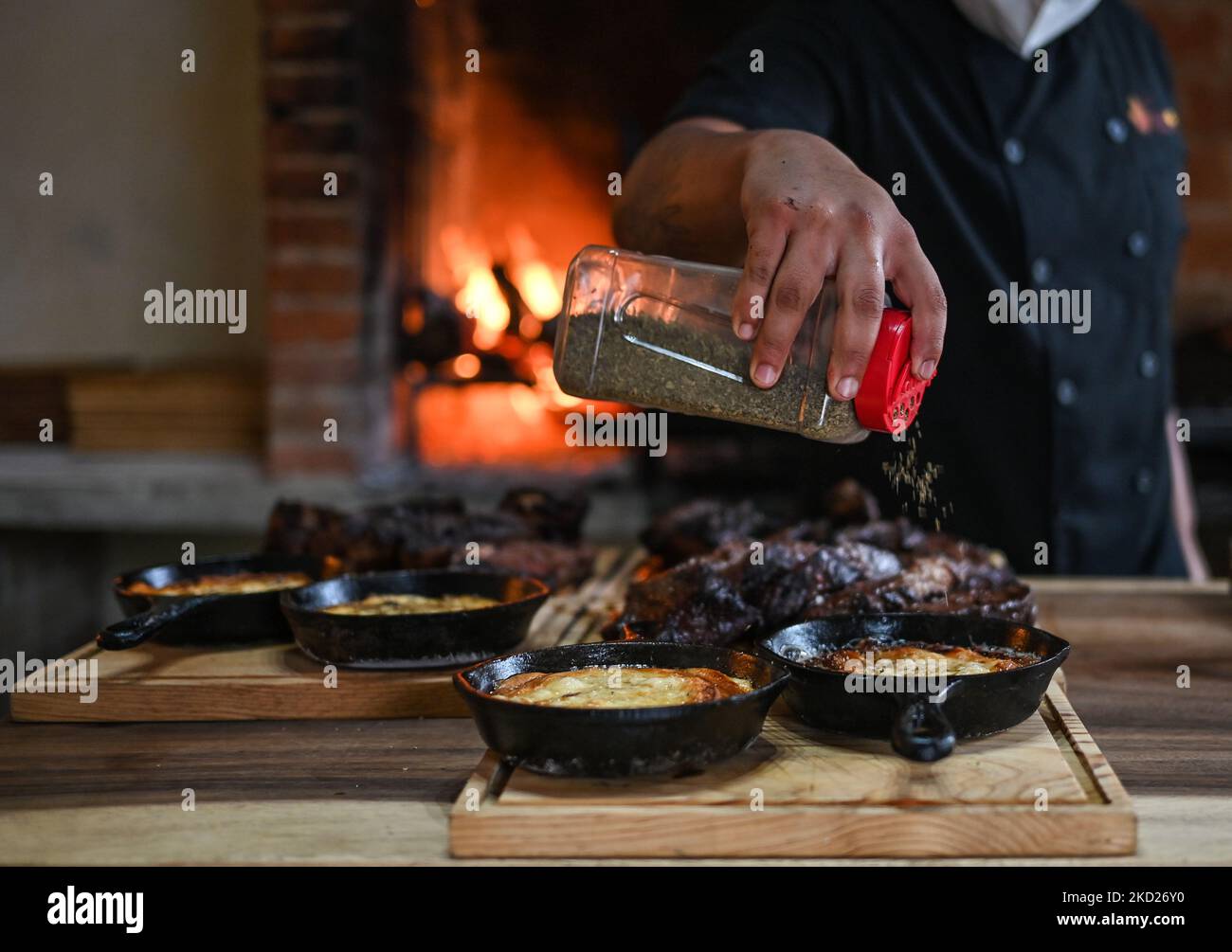 Preparazione di questo flameado e bistecche per un ordine su una griglia barbecue al ristorante VIENTO SUR, nel centro storico di Merida. Lunedì 07 febbraio 2022, a Merida, Yucatan, Messico. (Foto di Artur Widak/NurPhoto) Foto Stock