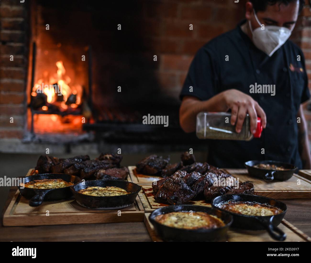 Preparazione di questo flameado e bistecche per un ordine su una griglia barbecue al ristorante VIENTO SUR, nel centro storico di Merida. Lunedì 07 febbraio 2022, a Merida, Yucatan, Messico. (Foto di Artur Widak/NurPhoto) Foto Stock