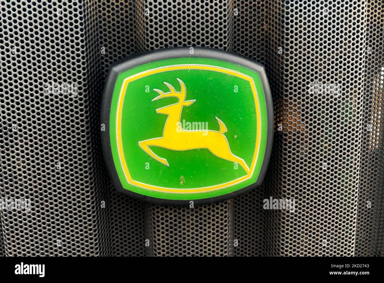 Il logo John Deere viene visualizzato su un trattore a Jurgow, Polonia, il 1 febbraio 2022. (Foto di Jakub Porzycki/NurPhoto) Foto Stock